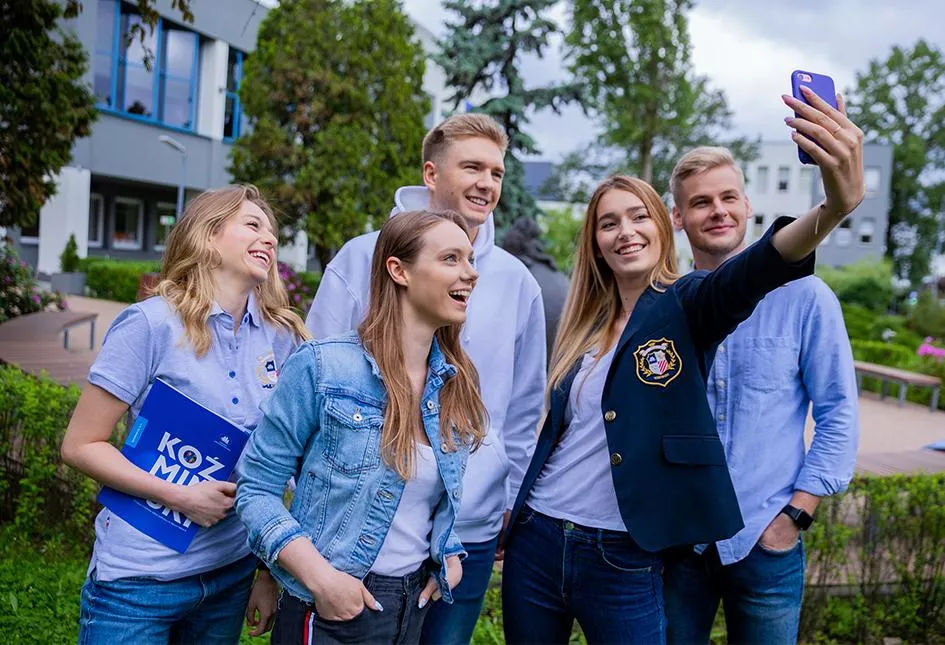 в Академіі Леона Козьмінського в Варшаві